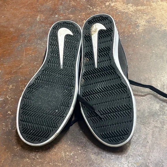 Nike SB Black Canvas Low-Top Sneakers - Picture 3 of 7